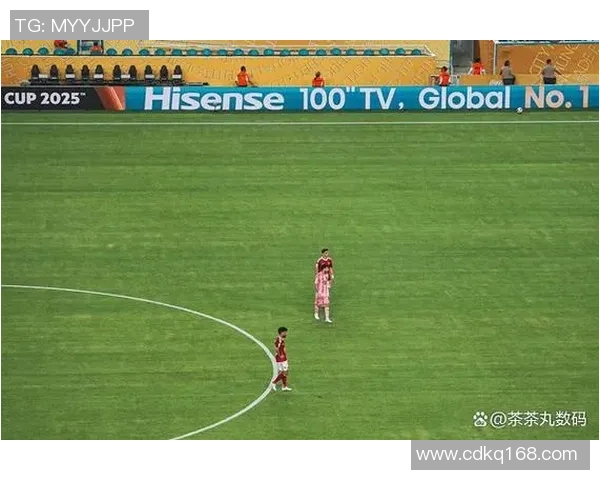 当足球明星邂逅心中偶像的那一刻感动与敬仰交织的瞬间 当足球明星邂逅心中偶像的那一刻感动与敬仰交织的瞬间