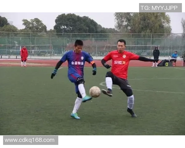 足球明星父亲遭遇抢劫惊险瞬间视频曝光引发广泛关注与讨论 足球明星父亲遭遇抢劫惊险瞬间视频曝光引发广泛关注与讨论